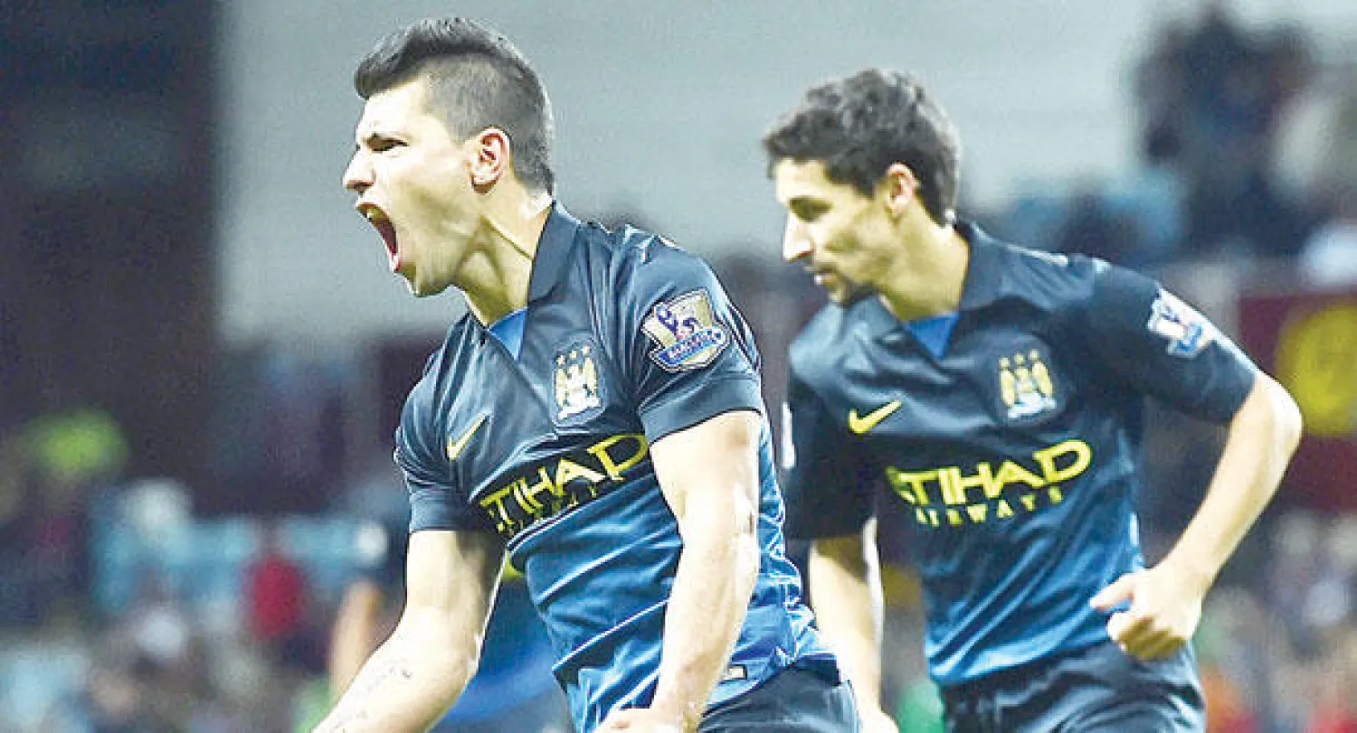 أغويرو يحتفل بالهدف الثاني في شباك أستون فيلا (أ.ف.ب)