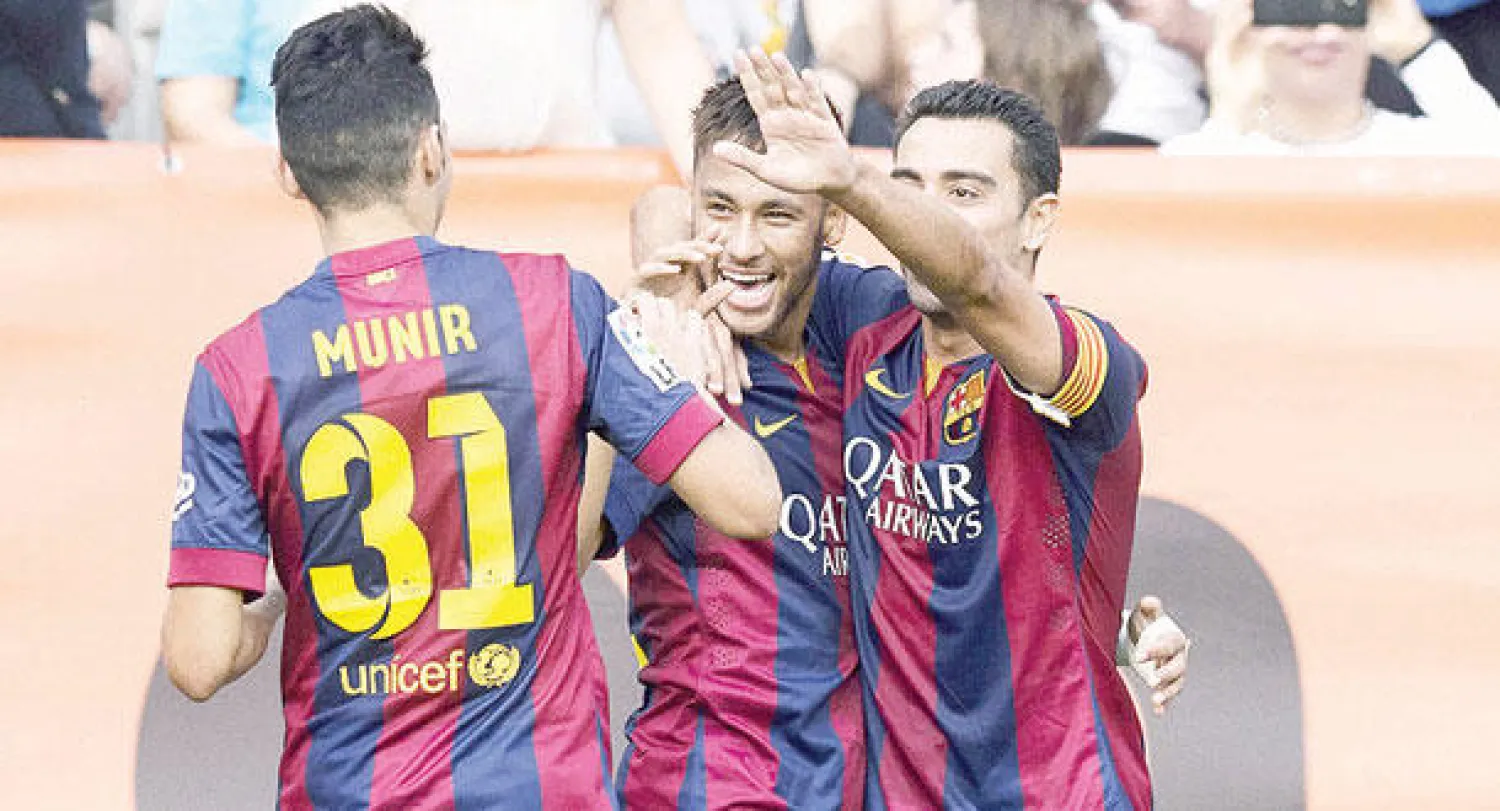 نيمار يتلقى التهنئة بعد هدفه في رايو فايكانو (أ.ف.ب)