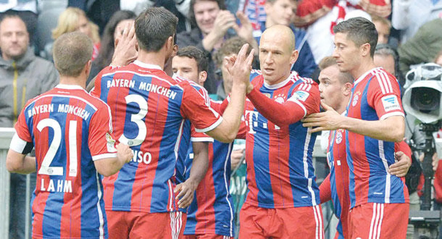 لاعبو بايرن ميونيخ يحتفلون بأحد أهدافهم في هانوفر (إ.ب.أ)