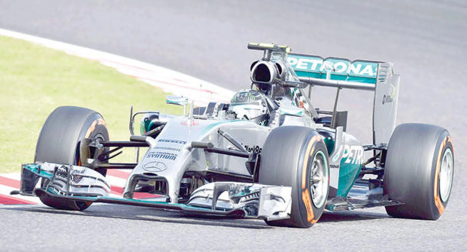 نيكو روزبرج سائق مرسيدس خلال التجارب التأهيلية أمس لـ«فورومولا 1» (إ.ب.أ)