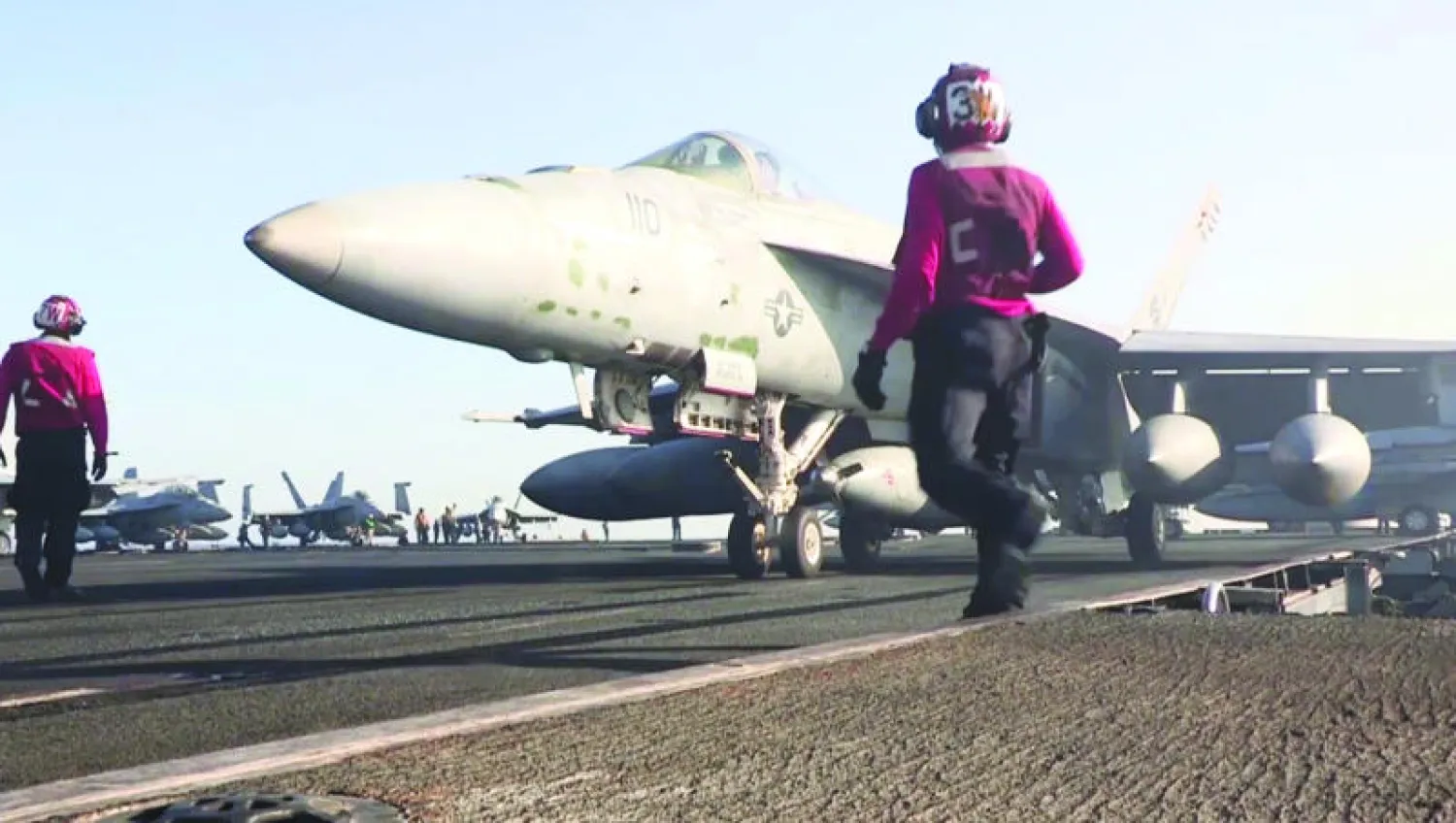 طائرة «إف 18» في طريقها للانطلاق من حاملة الطائرات الأميركية «يو إس إس جورج بوش» لقصف أهداف داعش في العراق أمس (أ.ف.ب)