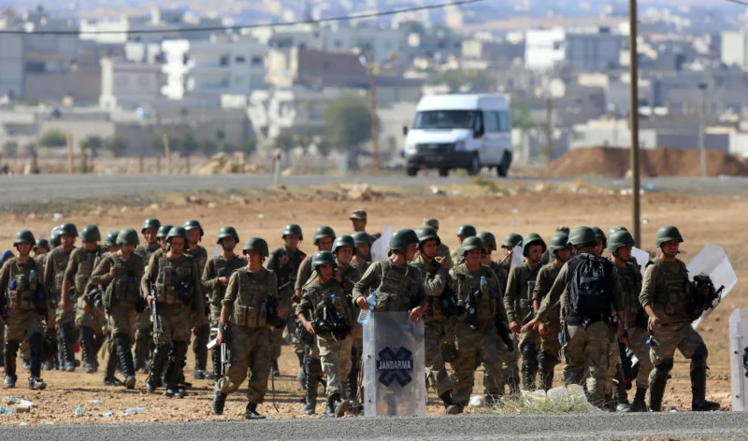 جنود أتراك يتوجهون للتموقع على الحدود التركية السورية قرب كوباني (أ.ب)