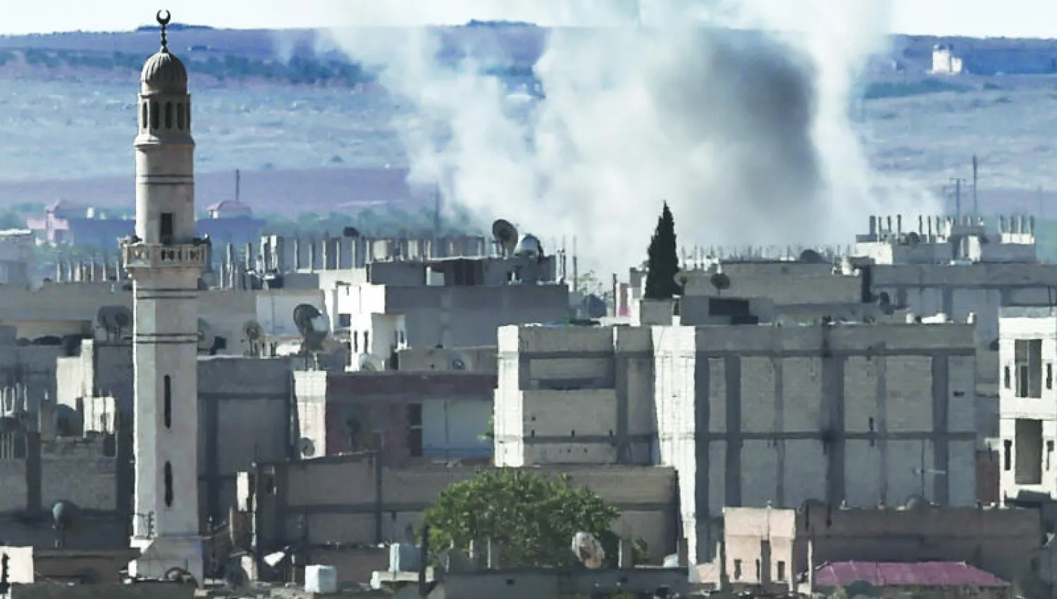 الدخان يتصاعد من كوباني التي اشتدت فيها الاشتباكات بين عناصر «داعش» والمقاتلين أمس (أ.ف.ب)