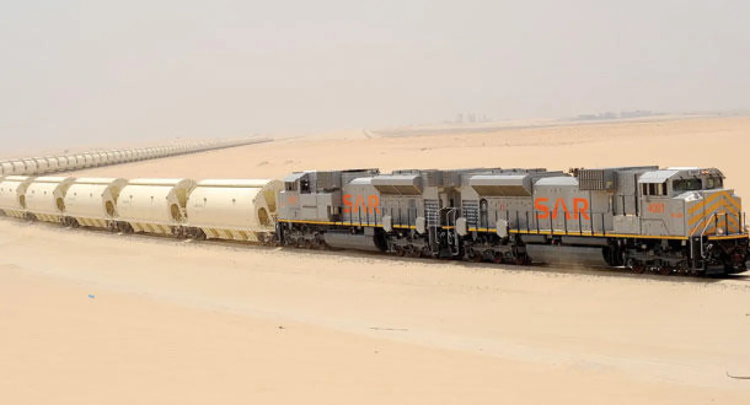 أحد قطارات التعدين التابعة لـ«سار» في رحلة بين مناجم الفوسفات بحزم الجلاميد على الحدود الشمالية ومدينة رأس الخير التعدينية على الخليج العربي («الشرق الأوسط»)