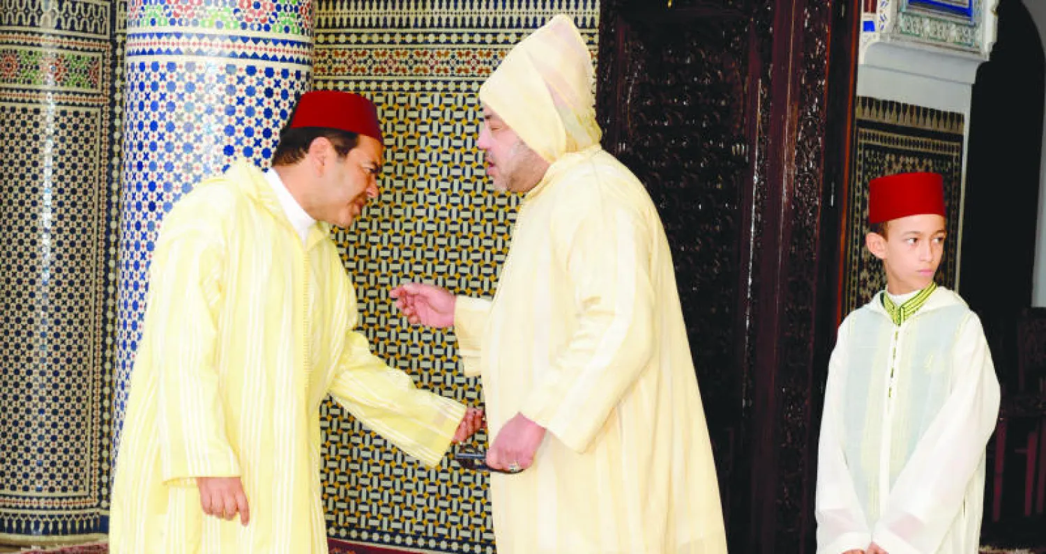 الملك محمد السادس يتلقى تهاني عيد الأضحى من شقيقه الأمير مولاي رشيد في القصر الملكي بالرباط أمس (ماب)