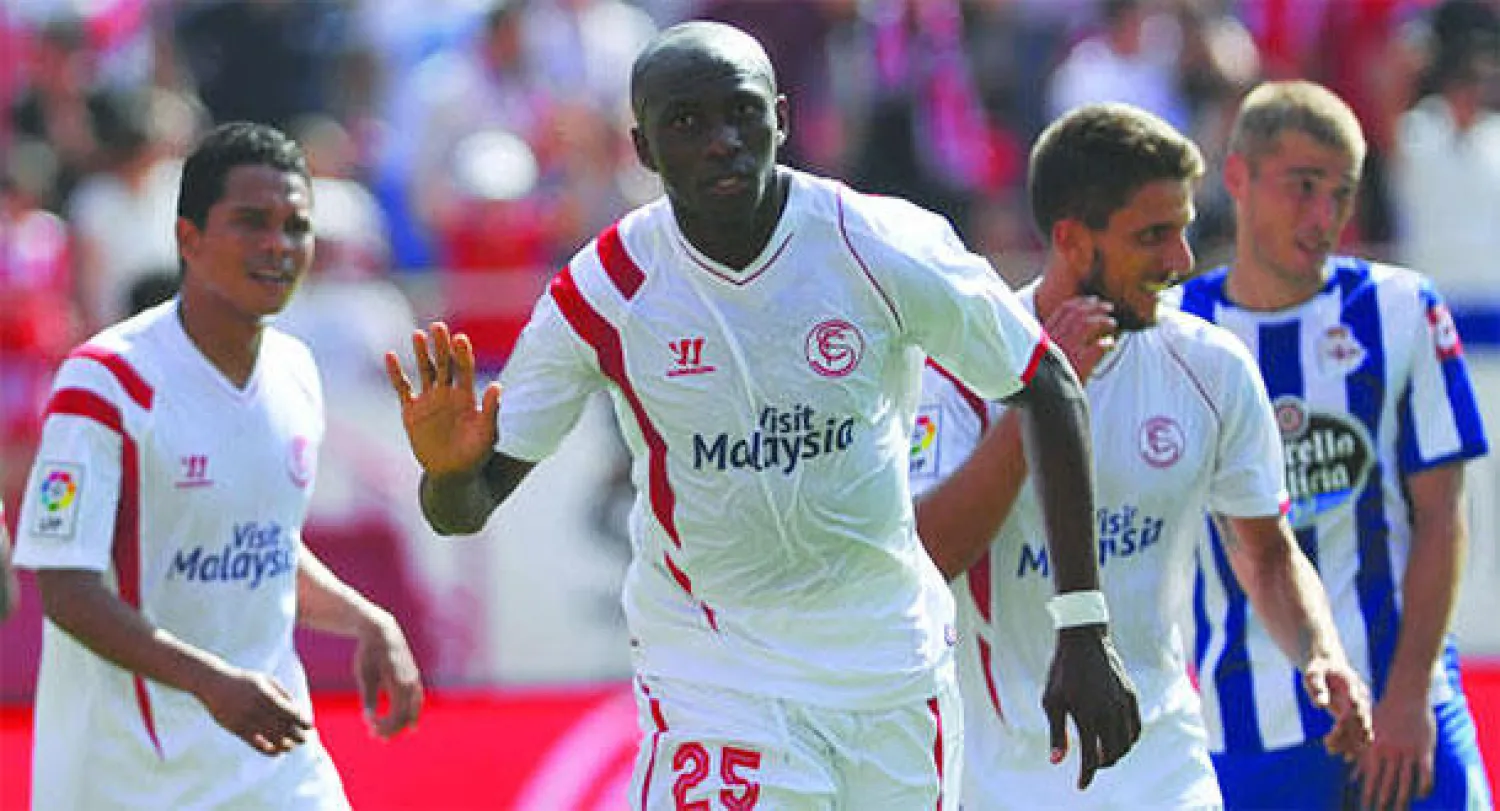 الكاميروني إمبيا لاعب إشبيلية يحتفل بهدفيه (إ.ف.أ)