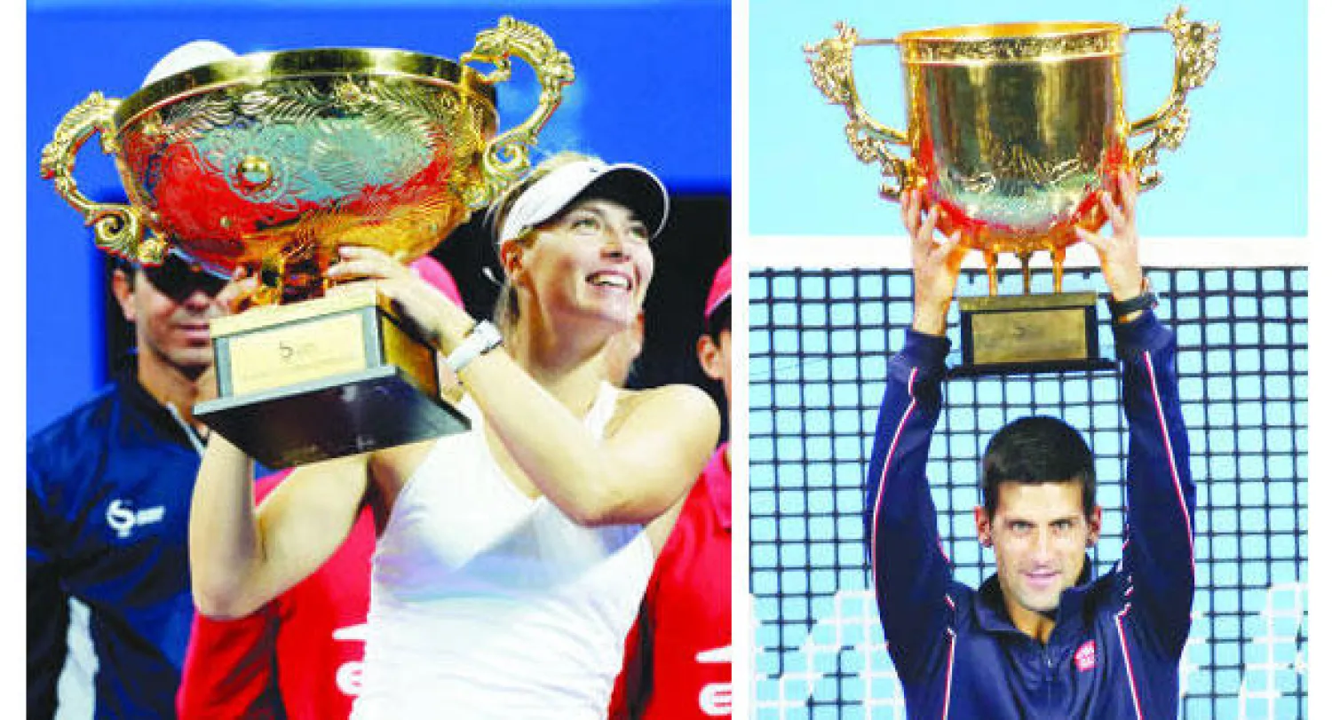 ديوكوفيتش خلال تتويجه باللقب (إ.ب.أ)  -  شارابوفا تحتفل بكأس بطولة بكين للسيدات (أ.ف.ب)