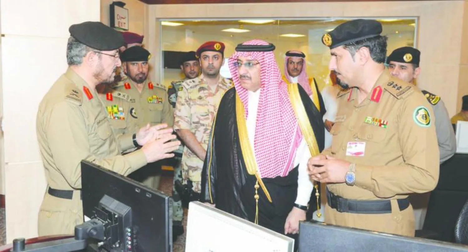 الأمير محمد بن نايف خلال زيارته لمقر الأمن العام بمنى أول من أمس (واس)