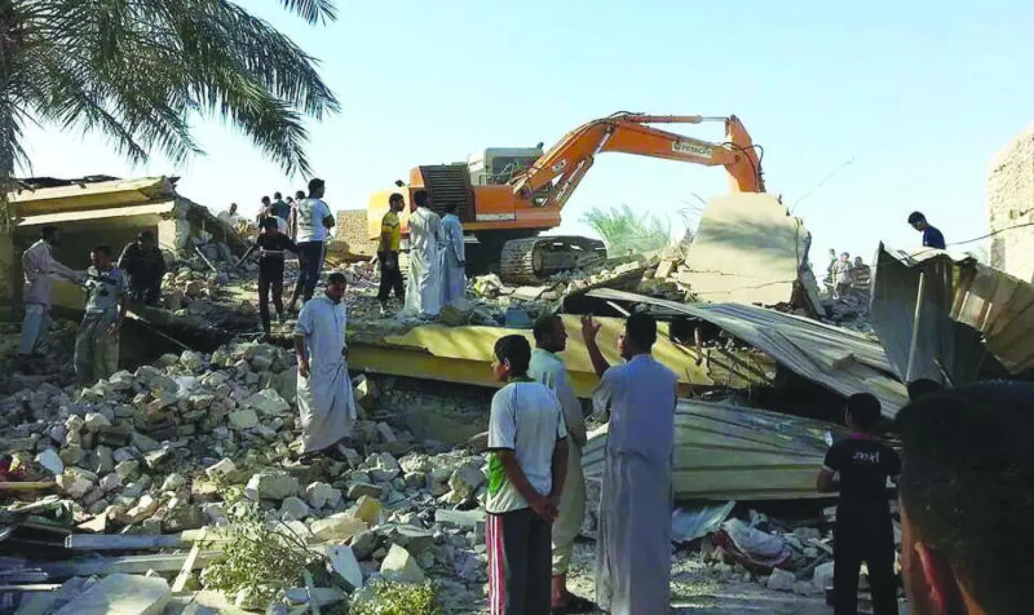 أثار الأنقاض لمنزل دمر بقصف من عناصر {داعش} في الانبار أمس (أ.ب)