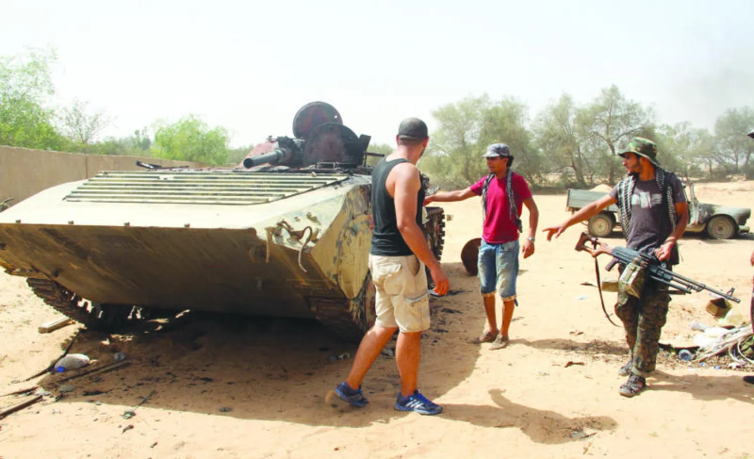 صورة أرشيفية لمدرعة معطوبة بعد اشتباكات بين قوات فجر ليبيا ومسلحين في ورشفانة  (أ.ف.ب)