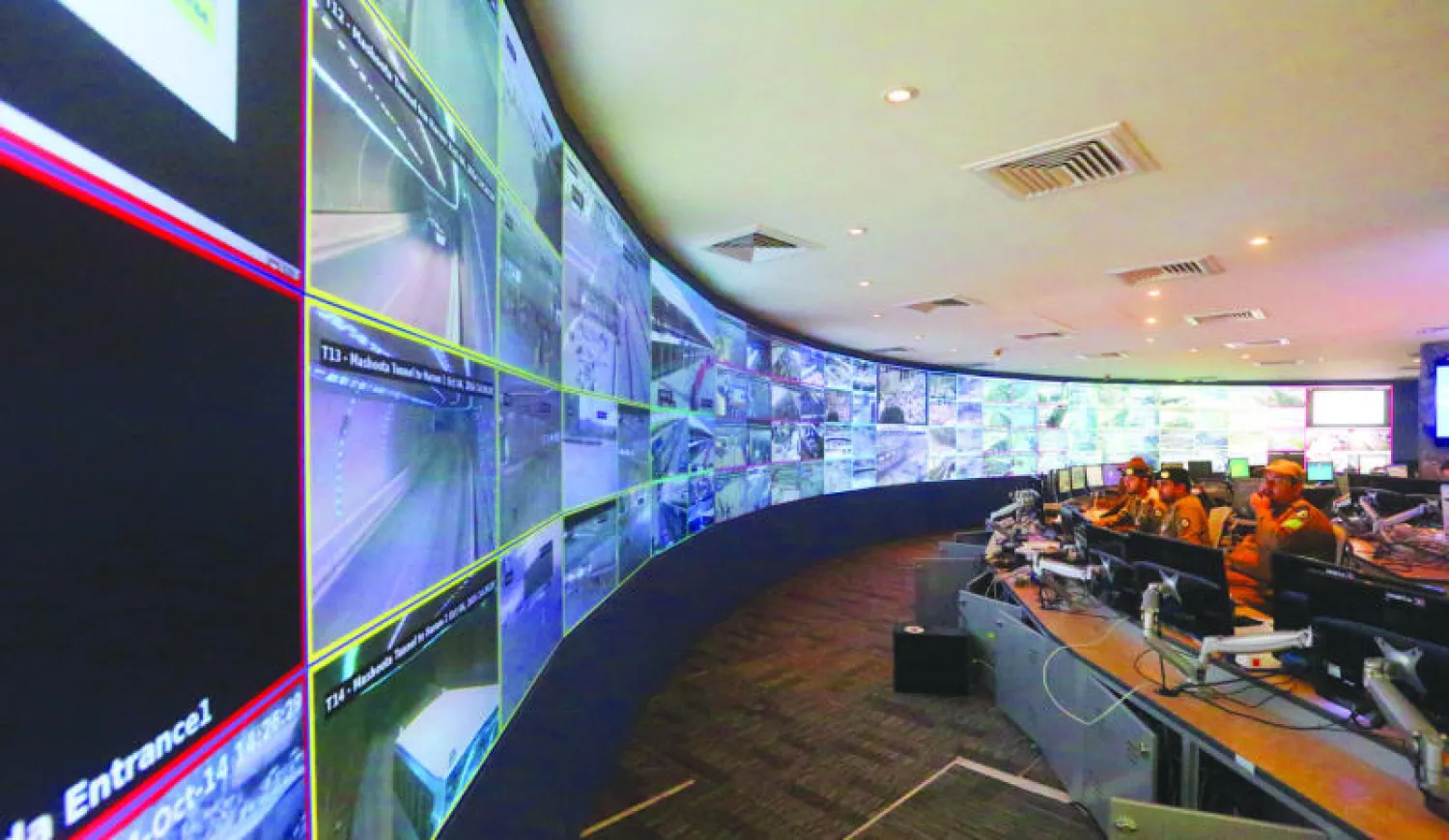 يعمل مركز القيادة والسيطرة طيلة 24 ساعة حرصا على تقديم الخدمات المتنوعة لمليوني حاج (تصوير: مشعل القدير)