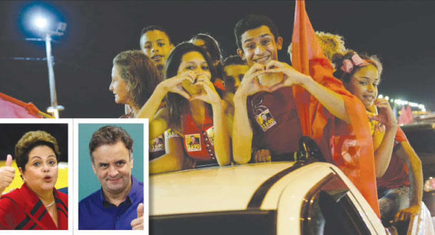 برازيليون أثناء توجههم لمشاهدة بث مباشر لنتائج الاقتراع في أرينا فلوريستا بولاية ريو برانكو مساء أول من أمس (أ.ف.ب)، وفي الاطار نيفيس وروسيف (رويترز).