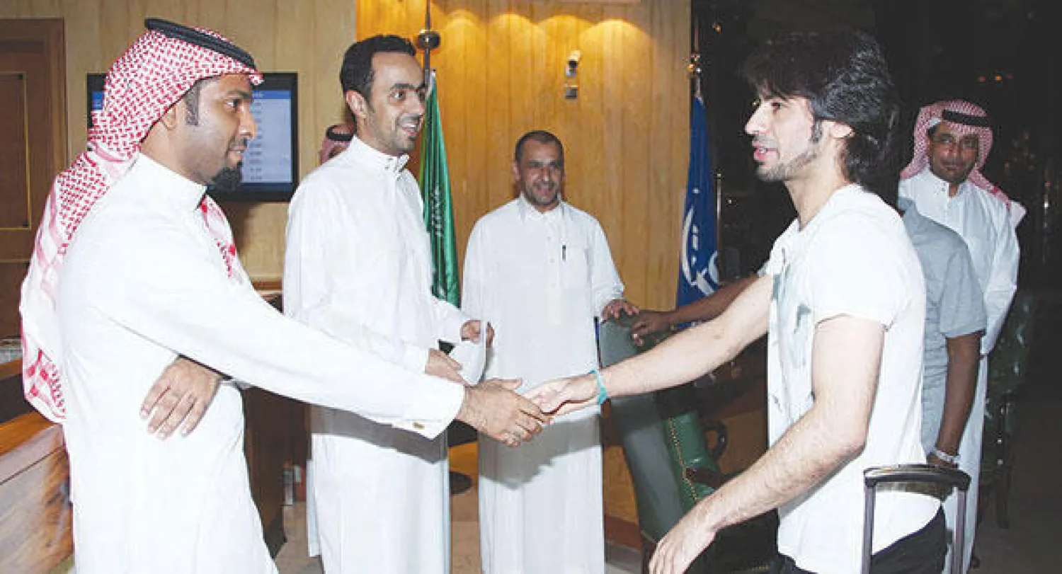 حسين عبد الغني لدى وصوله معسكر المنتخب السعودي أمس في جدة (تصوير: سلمان مرزوقي)