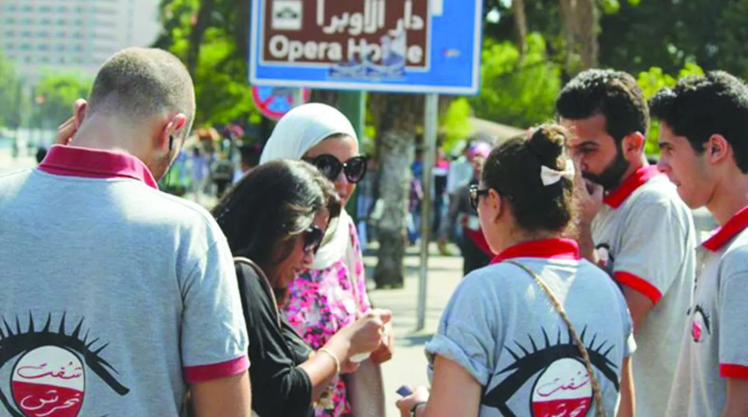 أعضاء في مبادرة «شُفت تحرش» المصرية المستقلة لمكافحة وتسجيل حالات التحرش خلال عملهم التطوعي بأحد شوارع وسط القاهرة  في أيام العيد (من صفحة المبادرة على موقع «فيسبوك»)