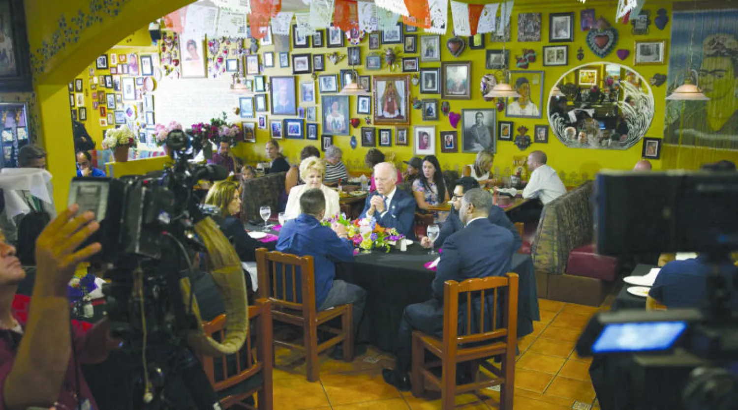 نائب الرئيس الأميركي جو بايدن أثناء حديث مع سياسيين ورجال أعمال حول رفع الحد الأدنى للأجور في مطعم بمدينة لاس فيغاس الأميركية (رويترز)