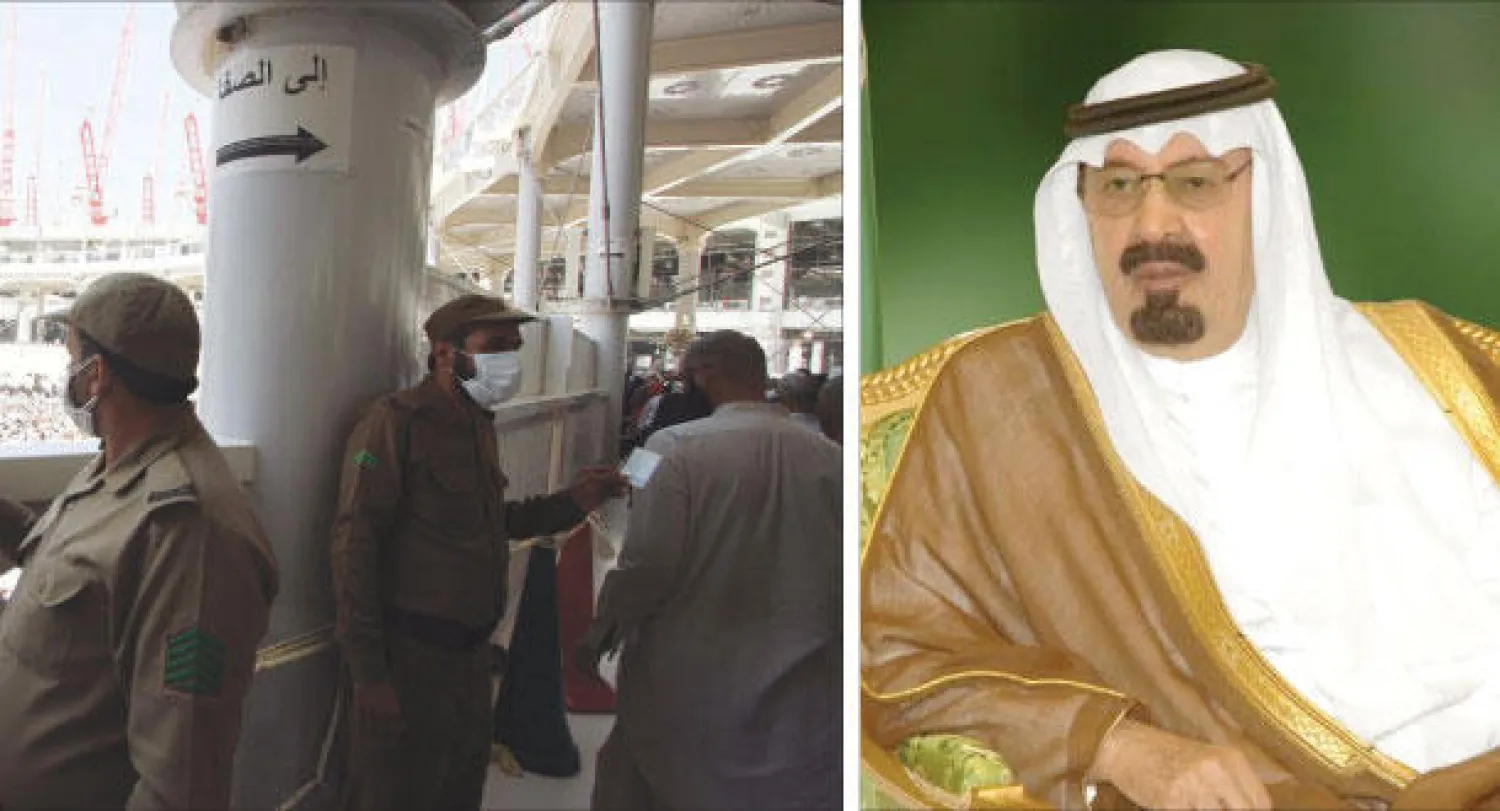 أفراد من قوة المسجد الحرام يؤدون واجبهم فيما الحجاج يطوفون بالكعبة المشرفة حيث انتهت مناسك الحج شرعيا يوم أمس (تصوير: أحمد حشاد)