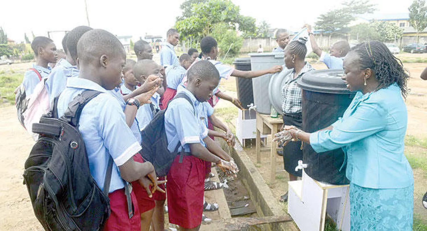 مدرسة نيجيرية تشرح للتلاميذ كيفية غسل اليدين من أجل تفادي فيروس إيبولا في مدرسة بلاغوس أمس (أ.ف.ب)