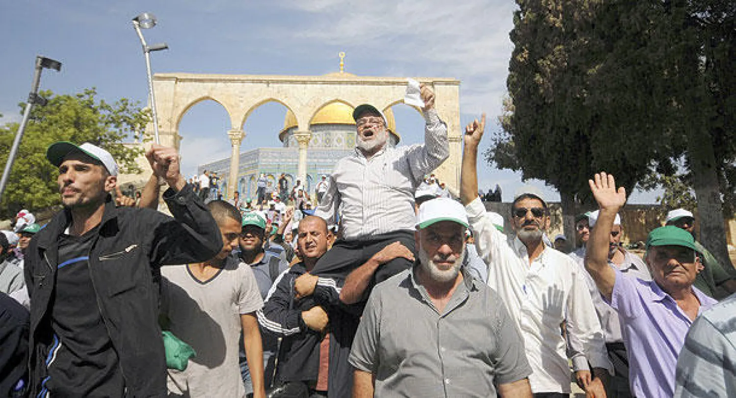 فلسطينيون يرددون شعارات مناهضة لإسرائيل بعد مواجهات المسجد الأقصى (إ.ب.أ)