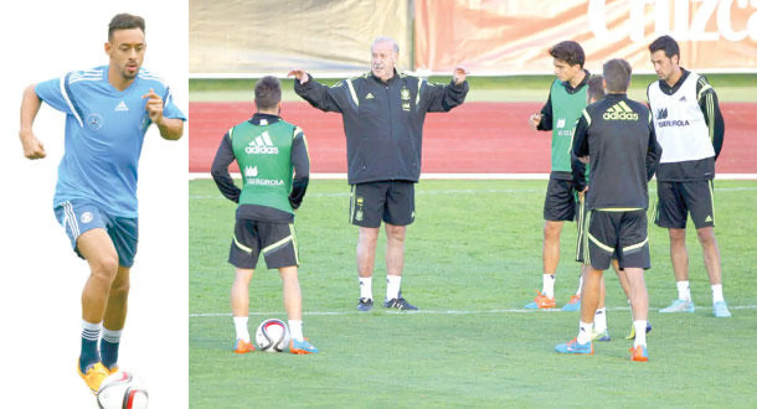 ديل بوسكي مدرب إسبانيا يوجه لاعبيه خلال التدريبات قبل مواجهة سلوفاكيا (إ.ب.أ)  -  كريم بلعربي وجه جديد في منتخب ألمانيا (رويترز)