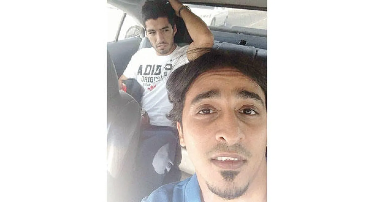 السائق الشاب التقط صورة «خلسة» لسواريز فتحول إلى حديث العالم