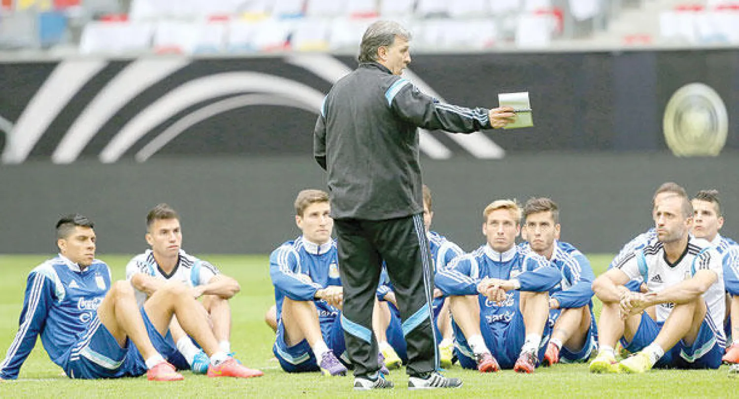 مارتينو مدرب الأرجنتين يلقي بتعليماته على اللاعبين خلال التدريب (إ.ب.أ)
