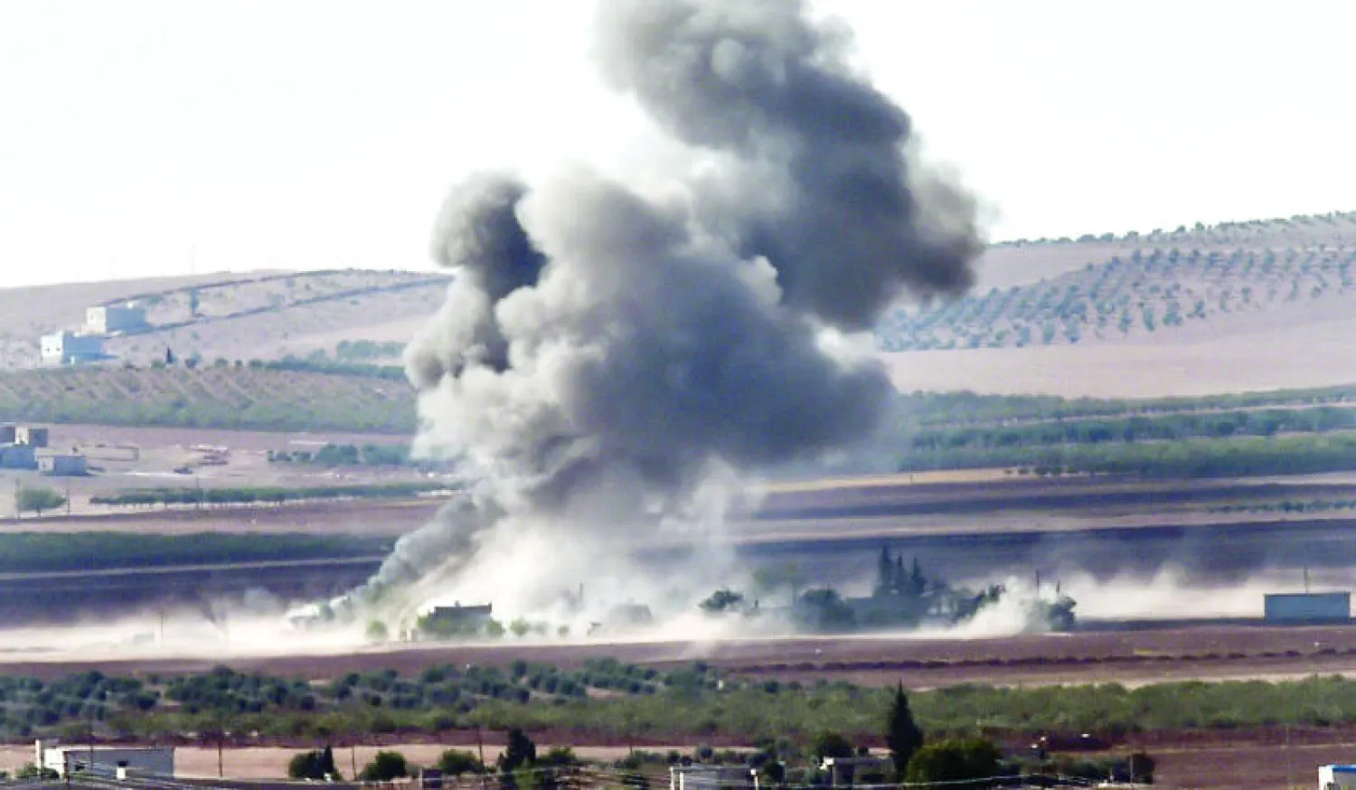 دخان كثيف يتصاعد من كوباني إثر قصف التحالف مواقع المتطرفين فيها أمس (أ.ف.ب)