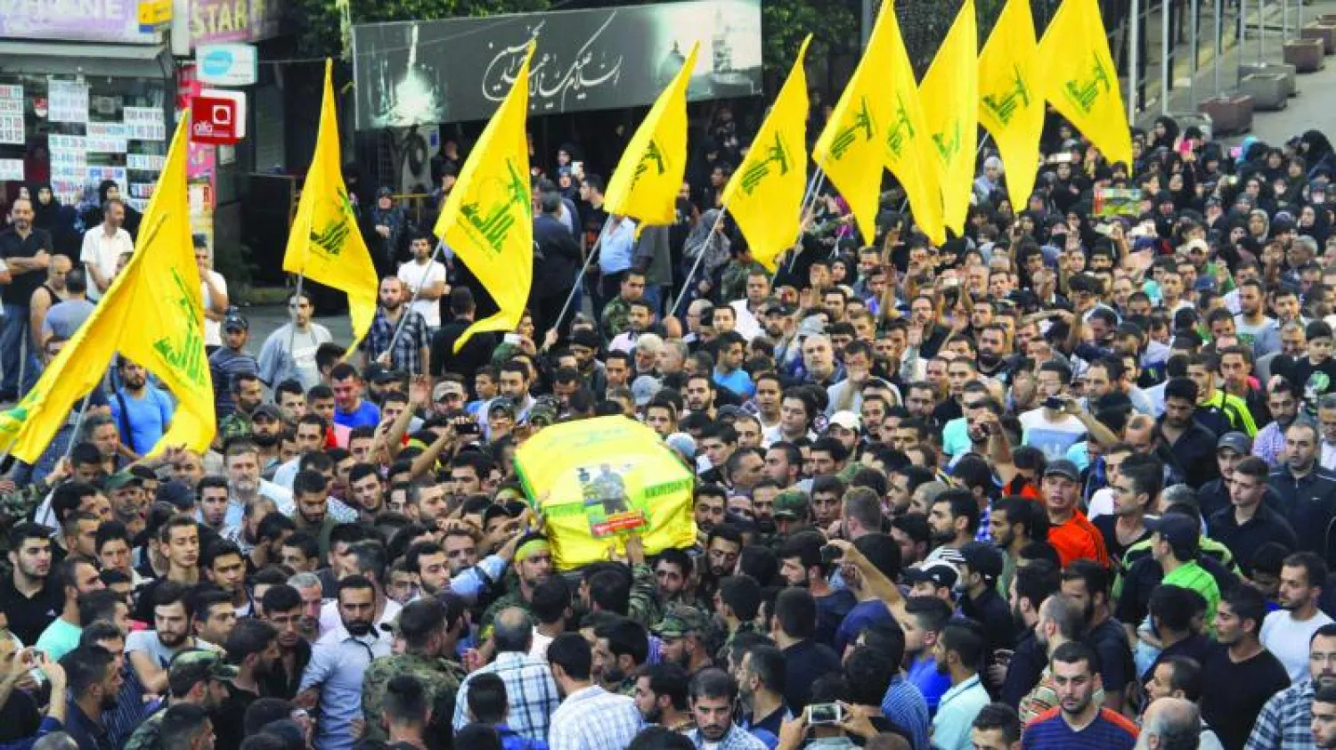 مؤيدون لـ«حزب الله» أثناء تشييع جنازة أحد مقاتلي الحزب قتل أثناء مواجهات مع جماعات إسلامية سورية في القلمون الحدودية أمس (أ.ف.ب)