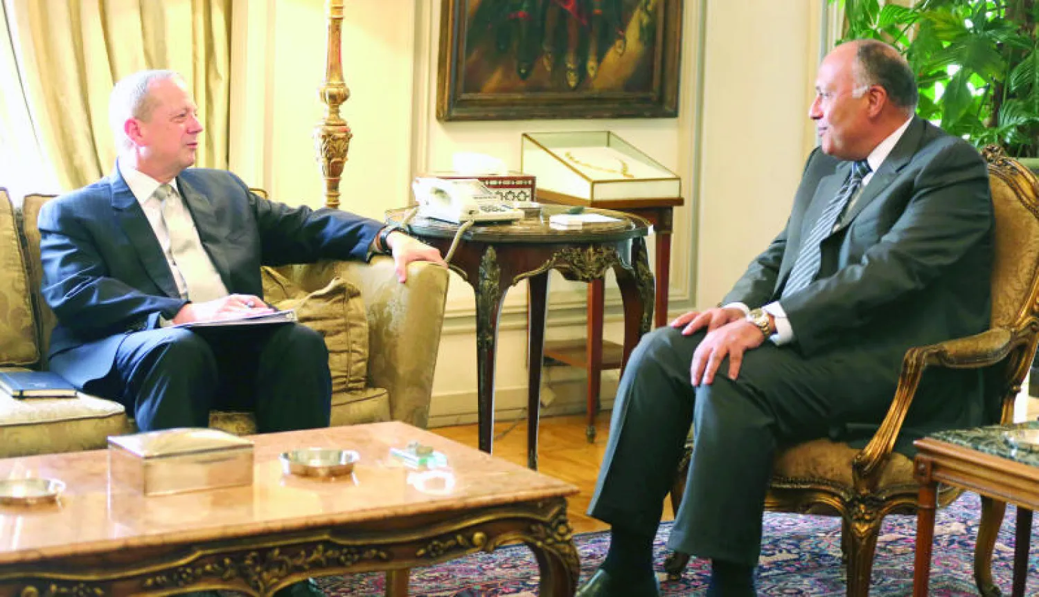 وزير الخارجية المصري سامح شكري لدى استقباله الجنرال الأميركي المتقاعد جون آلان منسق التحالف الدولي ضد تنظيم داعش في القاهرة أمس (رويترز)