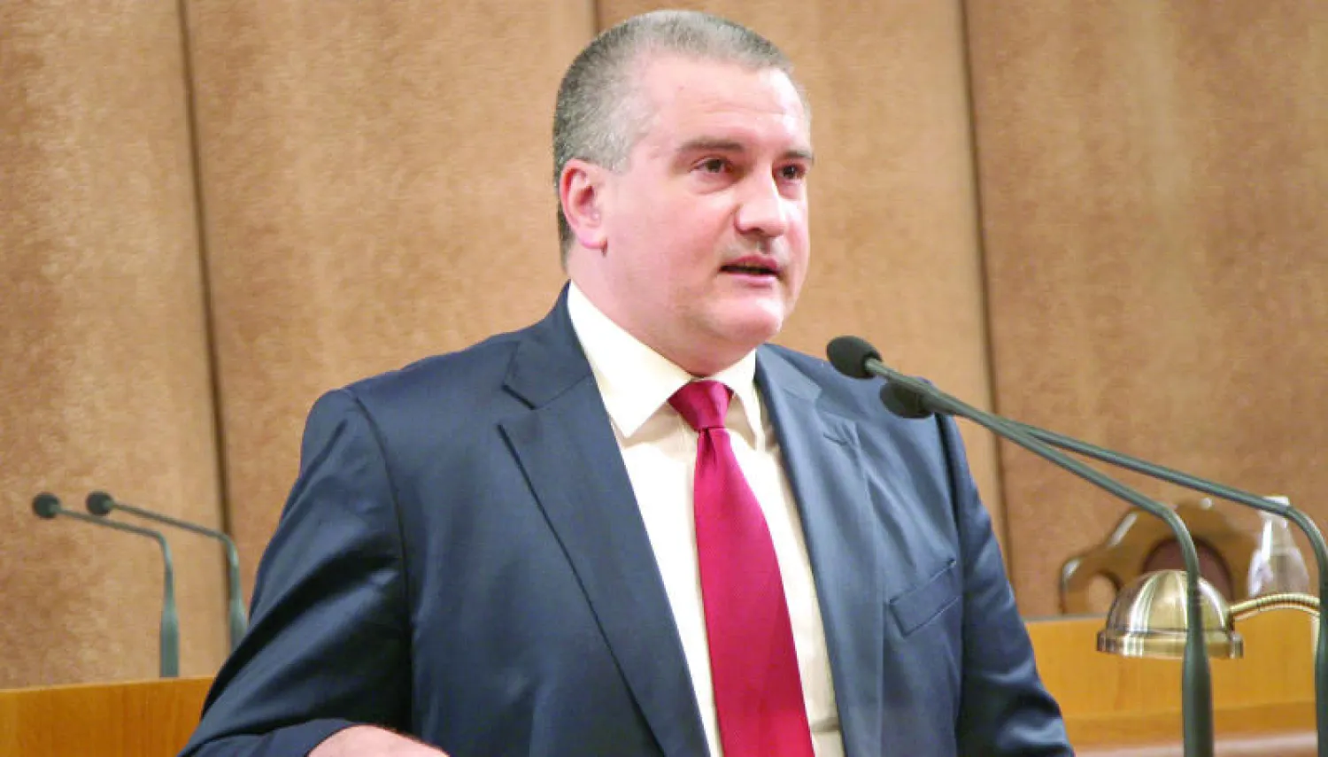 انتخاب الزعيم الانفصالي إكسيونوف رئيسا للقرم