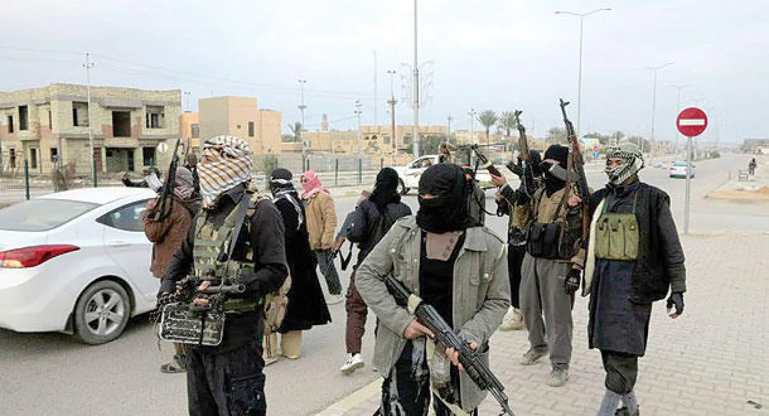 عناصر «داعش» لدى دخولهم مدينة الفلوجة («الشرق الأوسط»)