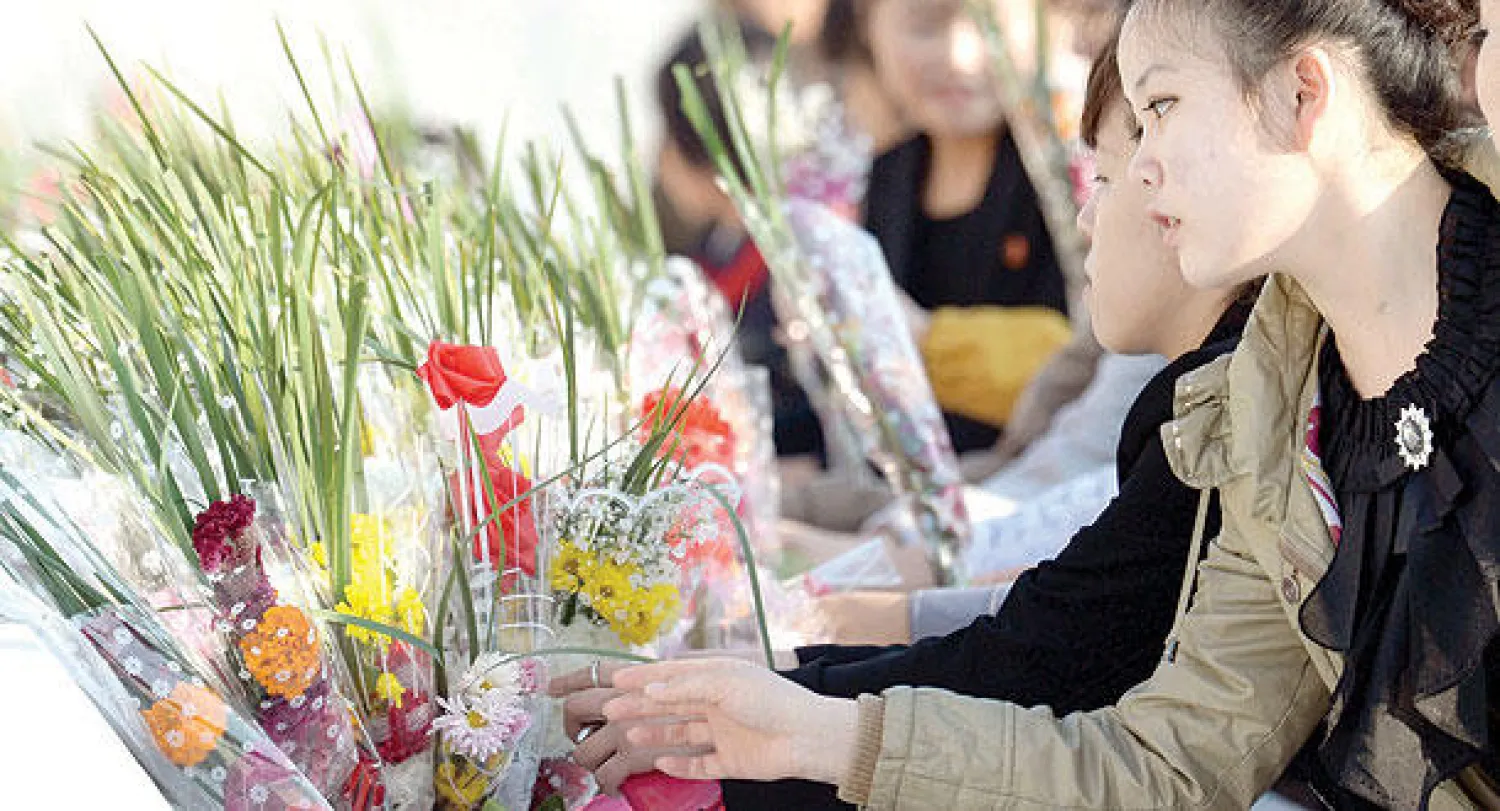 كوريون شماليون يضعون وردا أمام تمثالي الزعيمين الراحلين كيم إيل - سونغ وكيم جونغ - إيل بمناسبة ذكرى تأسيس الحزب الحاكم في بيونغ يانغ أمس (أ.ب)