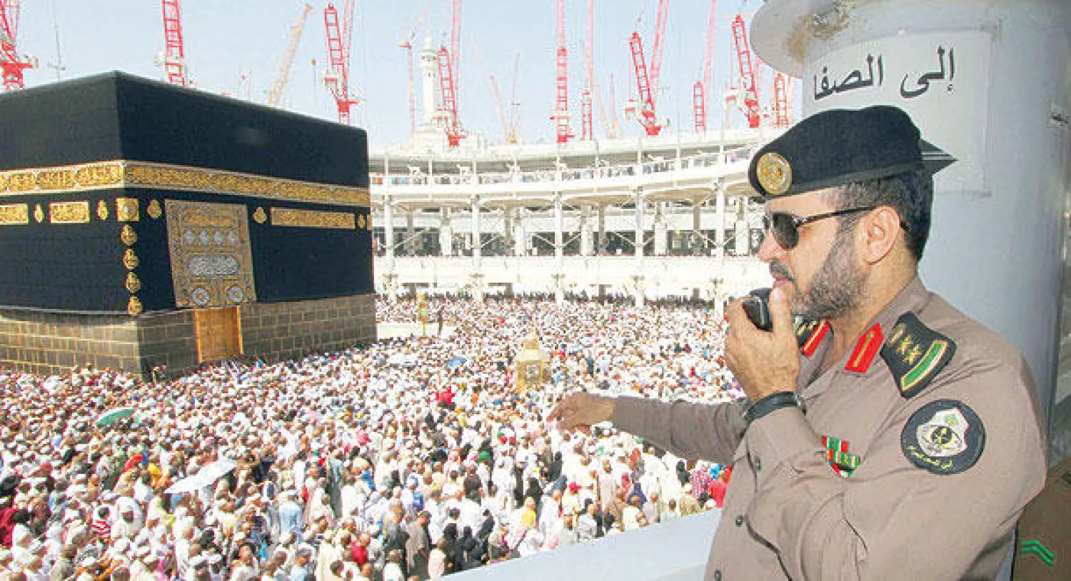 العقيد عبد الله العصيمي مساعد قائد قوات أمن الحرم أثناء تأديته واجبه في الحرم المكي (تصوير: أحمد حشاد)