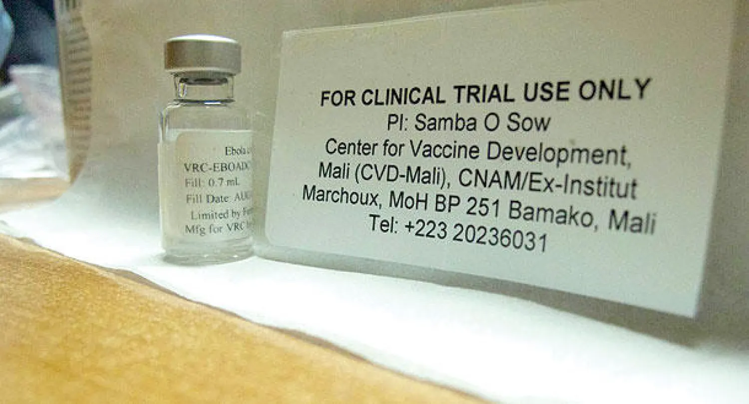 صورة للقاح المضاد لفيروس «إيبولا» قبل تجربته  بالمركز طبي في باماكو أول من أمس (إ.ب.أ)