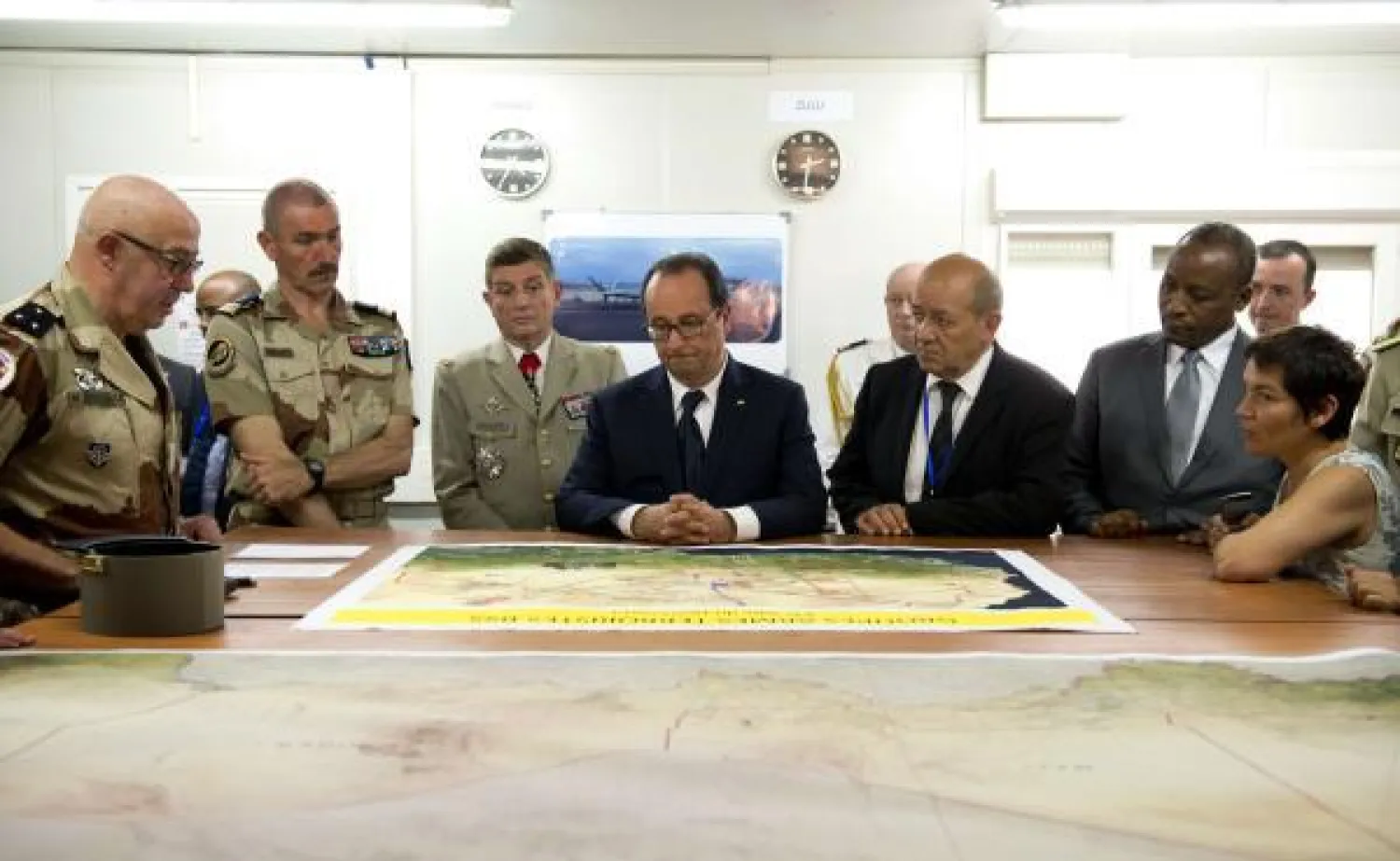 الرئيس الفرنسي مع وزير الدفاع وقادة قوات بلاده في النيجر (أرشيف يوليو الماضي)