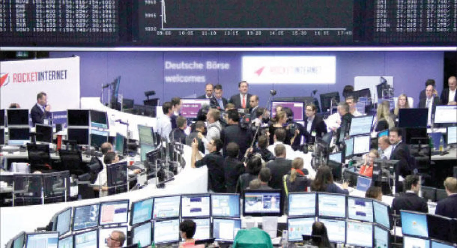 متعاملون يترقبون مؤشر فرانكفورت في اليوم الأول لإطلاق تداوله على الانترنت (رويترز)