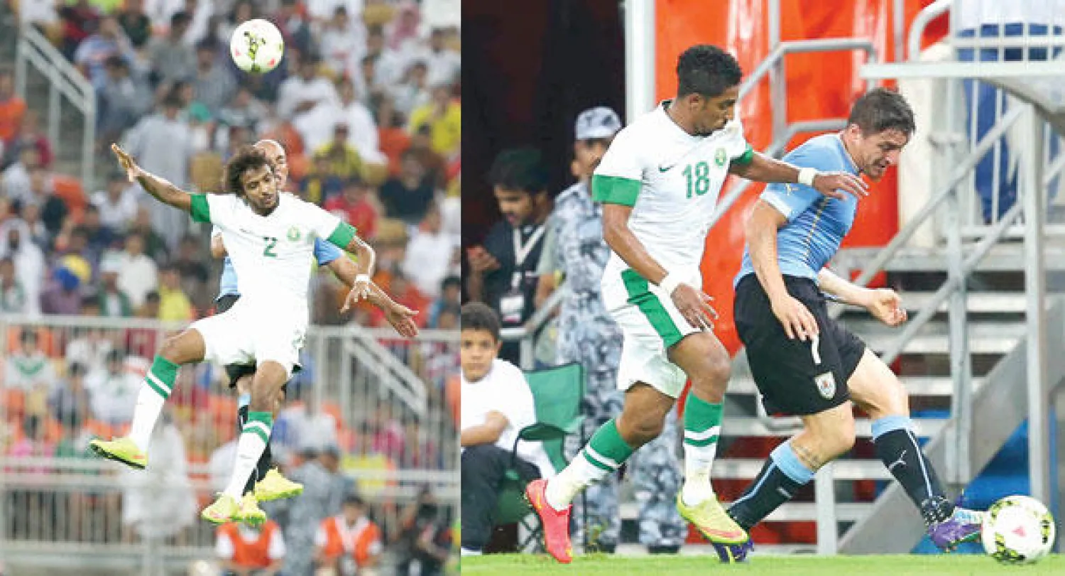 سالم الدوسري لاعب المنتخب السعودي في صراع على الكرة مع الأوروغواياني رودريغيز (تصوير: عدنان مهدلي)  -  ياسر الشهراني يقفز لاصطياد الكرة من أمام إيرفالوا
