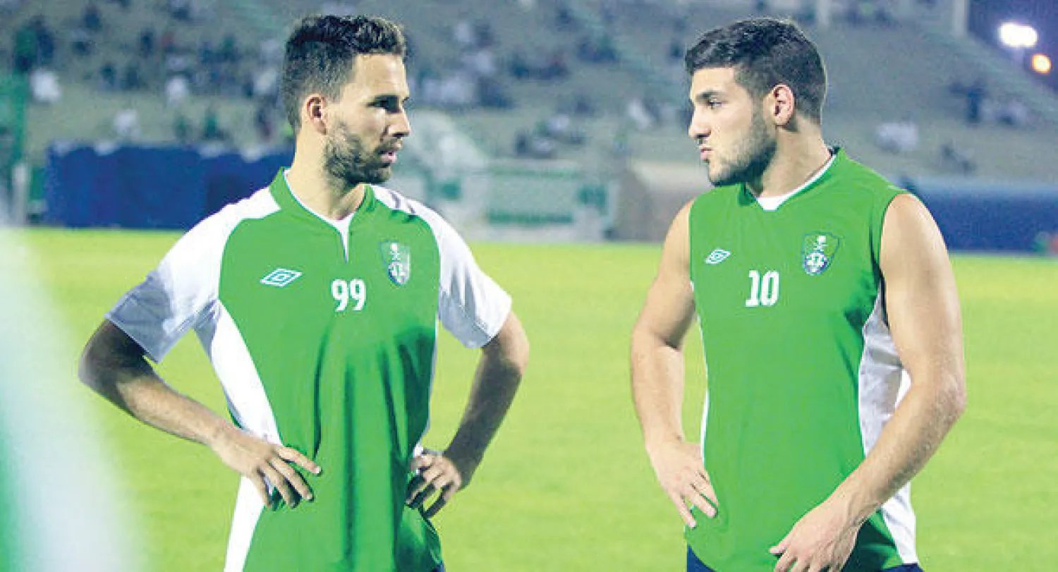 داني ومصطفى الكبير في حديث جانبي قبل انطلاق تدريبات الأهلي