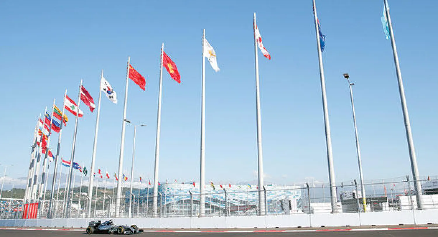 هاميلتون بسيارة مرسيدس متقدما منافسيه في التجارب (أ.ب)