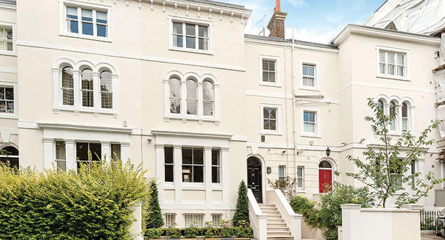 أحد العقارات المعروضة للبيع حاليا في «تور غاردنز» في لندن