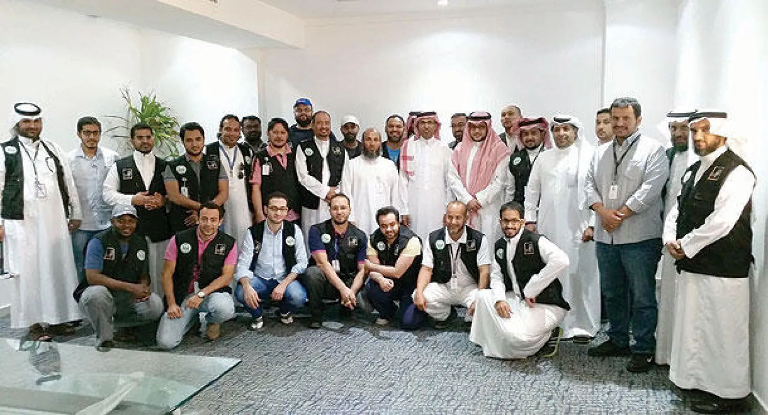 الرئيس التنفيذي للعمليات في «موبايلي» يتفقد مواقع الشركة في المشاعر ويعايد الموظفين