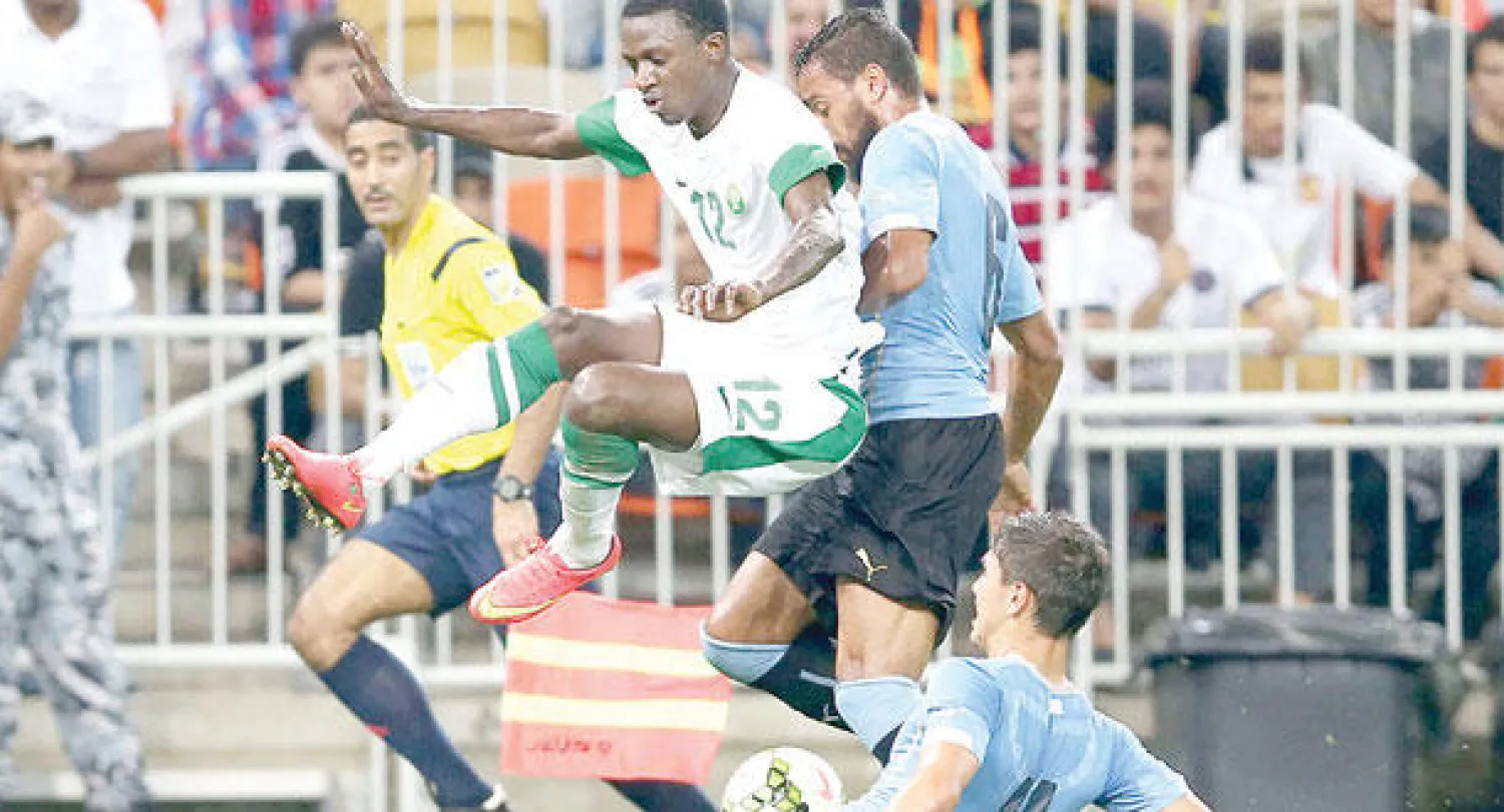 الصحف والمواقع العالمية أشادت بقوة الدفاع السعودي أمام أوروغواي (تصوير: عدنان مهدلي)