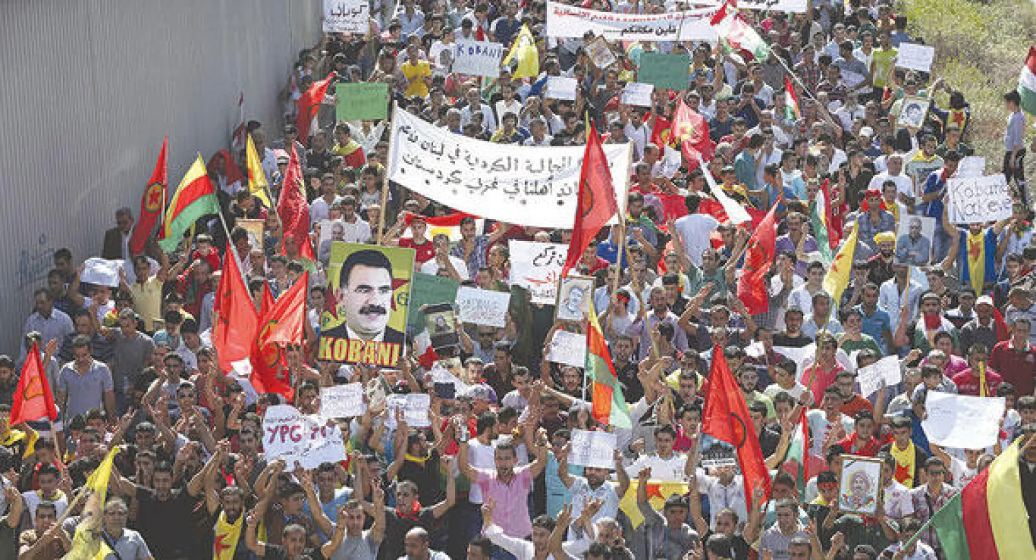 مظاهرات حاشدة في بيروت أمس دعما لأكراد كوباني في مواجهة تنظيم داعش (أ.ب)