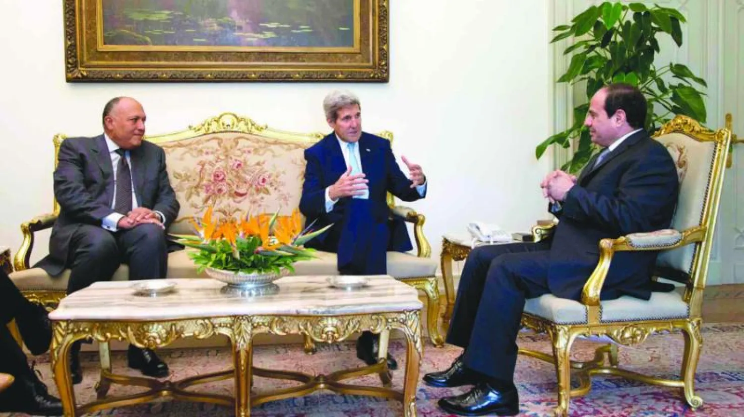 الرئيس السيسي لدى استقباله وزير الخارجية الأميركي جون كيري في القاهرة أمس.. ويبدو في الصورة سامح شكري وزير الخارجية المصري (رويترز)