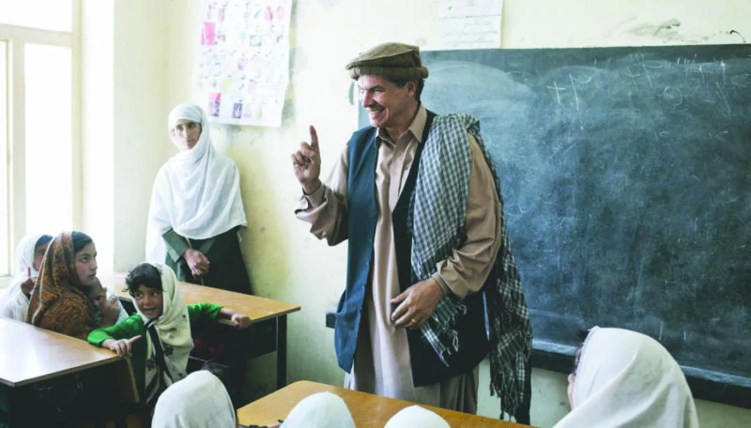 مورتنسون في إحدى المدارس التي يرعاها («واشنطن بوست»)