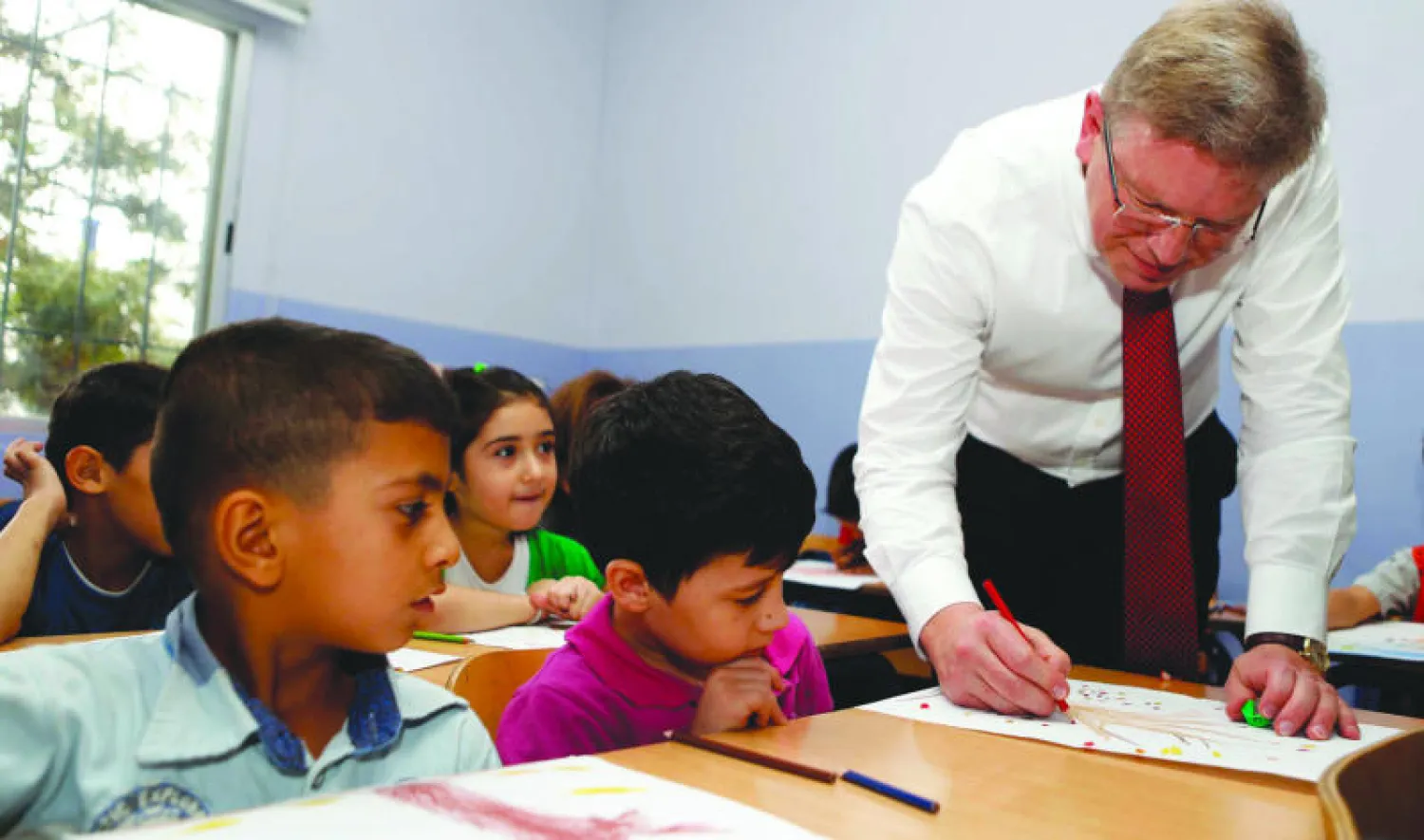 ستيفان فولي مفوض الاتحاد الأوروبي لشؤون التوسع وسياسة الجوار خلال زيارته مركزا اجتماعيا في برج حمود الذي يقدم خدمات للاجئين في لبنان أمس (رويترز)