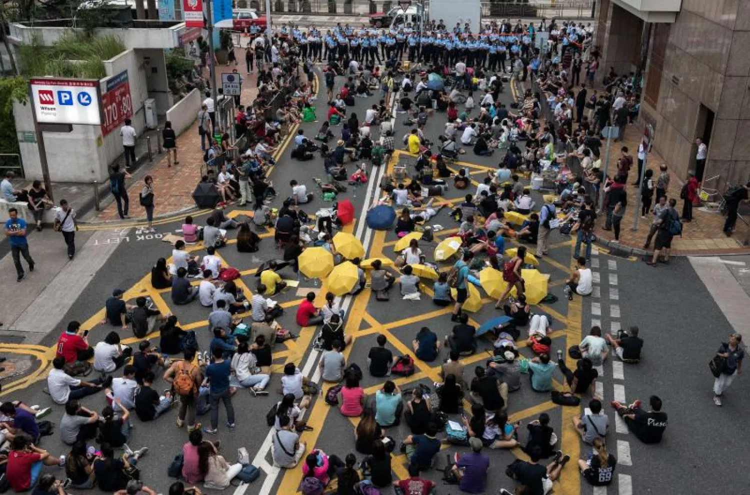 شرطة هونغ كونغ تزيل الحواجز عن الطرقات