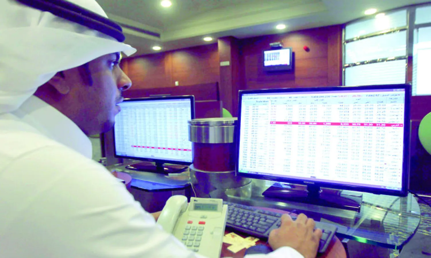 واصلت سوق الأسهم السعودية مسلسل نزفها الحاد خلال تعاملاتها (رويترز)