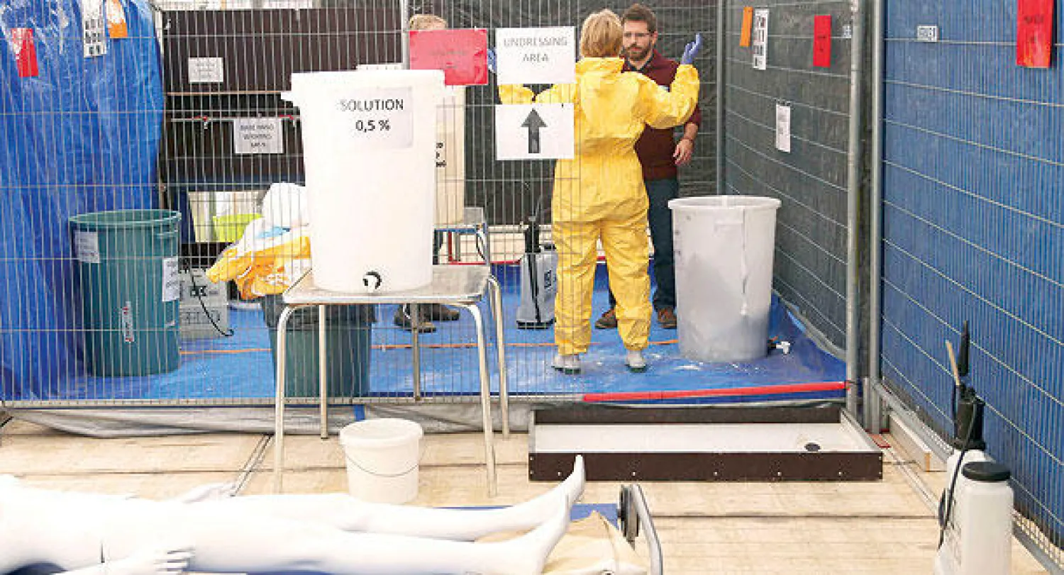 متطوع يتلقى تدريبا لدى مركز تابع لمنظمة «أطباء بلا حدود» في بروكسل حول كيفية التعامل مع المصابين بإيبولا أمس (رويترز)