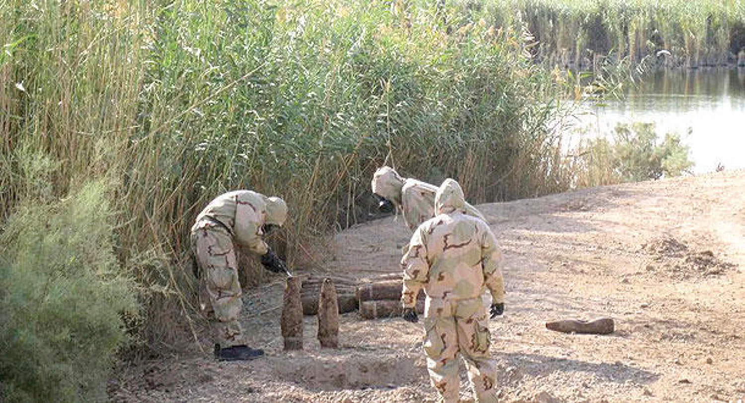 جنود أميركيون يعاينون ذخيرة كيماوية مشتبها بها في موقع قرب معسكر التاجي شمال بغداد في 16 أغسطس 2008 (نيويورك تايمز)