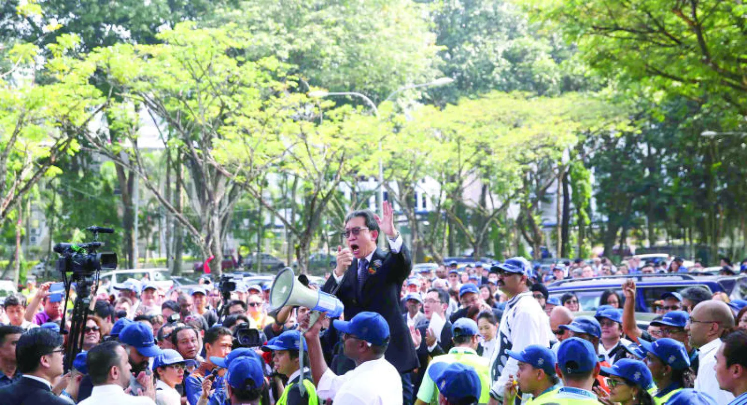 مئات المحامين الماليزيين خلال مسيرة في العاصمة كوالالمبور أمس للمطالبة بإلغاء قانون التحريض الذي يقولون إنه يتعارض مع حرية التعبير (رويترز)